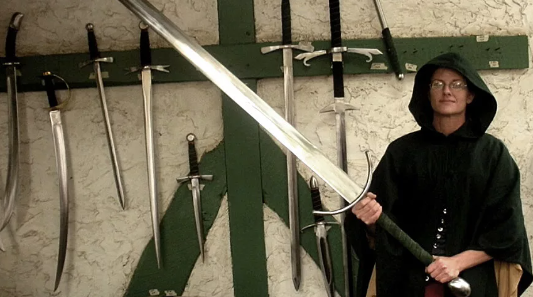 Где держат мечи. Двуручный меч цвайхандер Клеймор. Клеймор меч. Клеймор меч двуручный и человек. Фламберг цвайхандер.